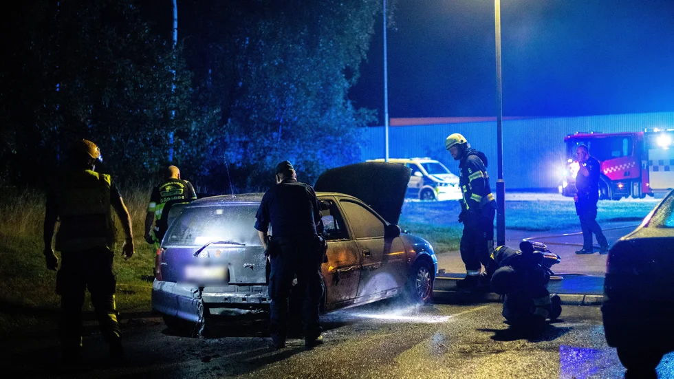 Under sena onsdagskvällen beordrades polis och räddningstjänst till en parkering på Brandkärrsvägen med anledning av en bilbrand.