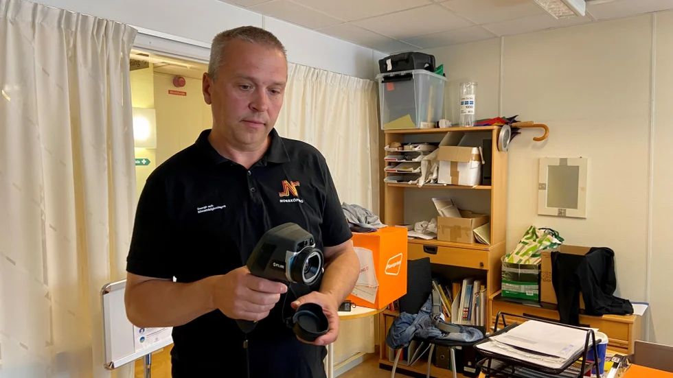 Per Sjöström, energirådgivare, har med sig en värmekamera när han åker ut till de som vill ha hjälp. "Med den kan jag läsa av om en fönsterlist är klämd och de läcker in kyla, eller om en termostat inte fungerar på ett element till exempel", säger han.