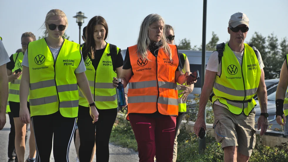 Vid 16-tiden gav sig den första gruppen av frivilliga iväg för att söka efter den försvunna kvinnan i 30-årsåldern.