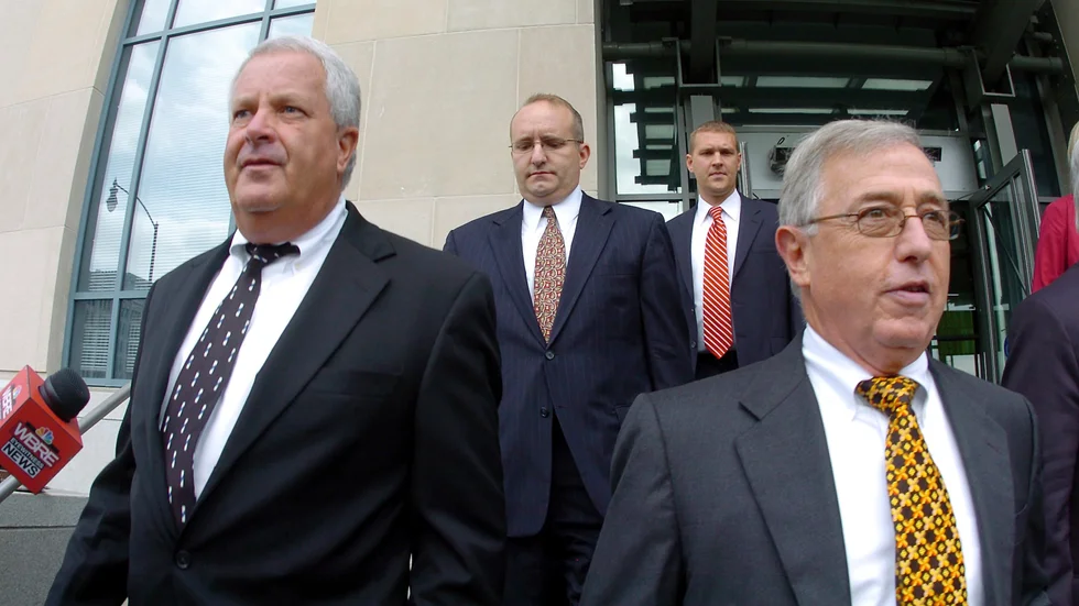 De före detta domarna Michael Conahan och Mark Ciavarella, längst fram i bild, då de lämnade domstolen i samband med rättegången mot dem 2009. Arkivbild.