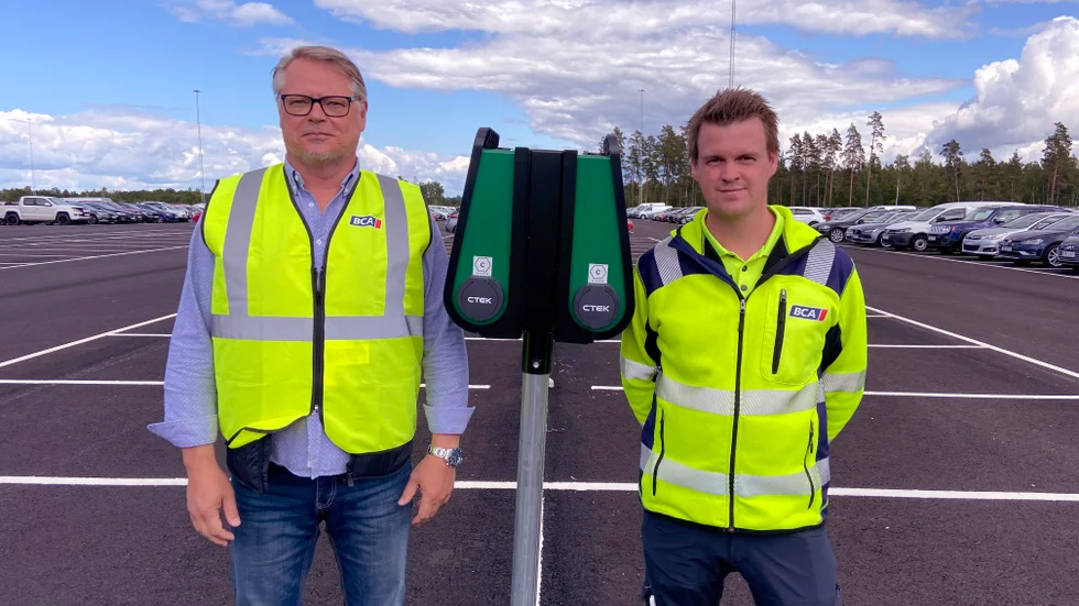Joachim Ågren och Johan Åkerlund berättar gärna om de miljömässiga satsningar som BCA gör med solcellsanläggning på taket, återanvändning av tvättvatten och gott om laddstolpar.
