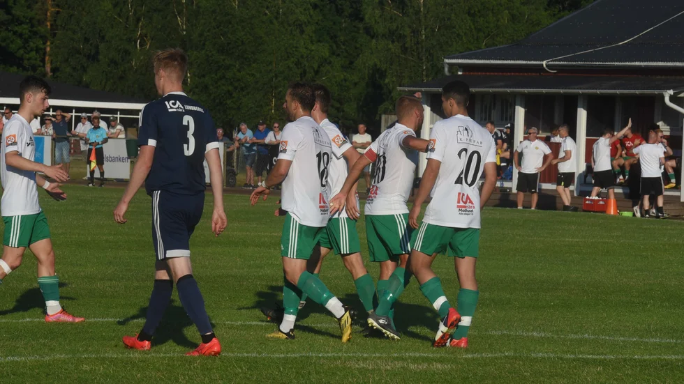 Hultsfredsjubel över 1-0 mot HM IS. HFK vann toppderbyt med 2-1 till slut.