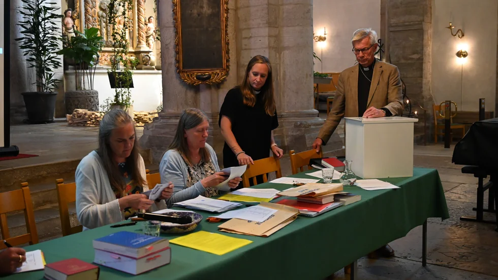 Linnea Tibell, Ulrika Holmberg, Andréa Bogren och Ragnar Svenserud räknar brevröster från Svenska kyrkans utlandsförsamlingar.
