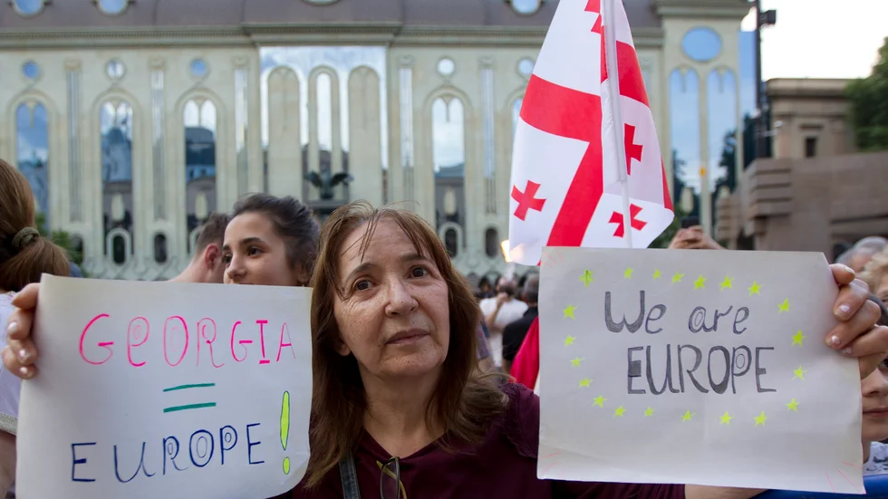 En demonstrant i Tbilisi i Georgien.