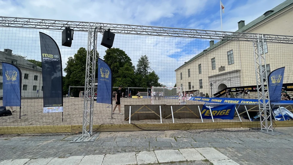 Under söndagen avgörs finalspelet i beachsoccer på sandplanen uppe vid borggården. 