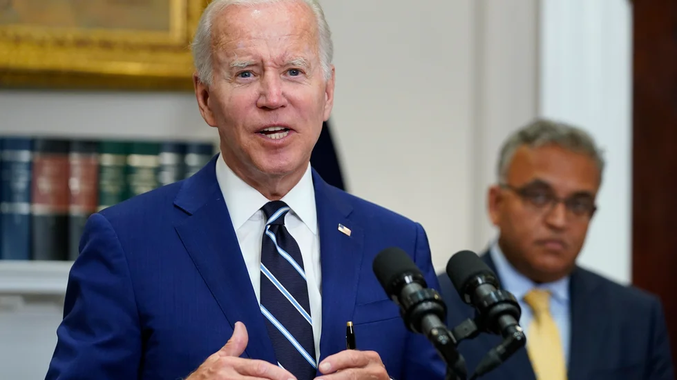 Biden uppmanar även delstaterna att lätta på bränsleskatterna. Arkivbild.