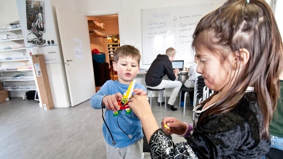 Benjamin Pam och Malena Dimitrova på Welandersborgsskolan i Björnlunda och visade sin robotkrokodil på Komtek. Arkivbild.