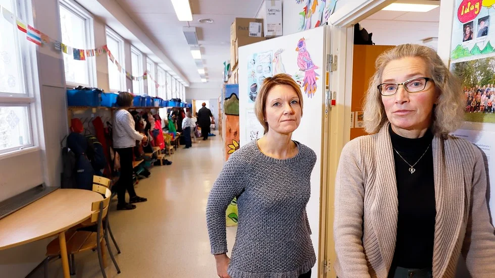 Pia Hammar och Nina Eriksson arbetar på Fogdö skola. De berättar att barnen inte reagerade positivt på nyheten om en flytt till Karinslundsskolan.