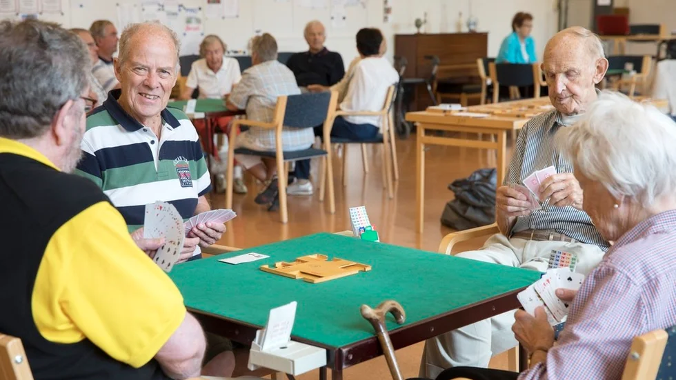 Dags för bridge i Pensionärernas hus med SPF Näckrosen som arrangör. Lars Eriksson vid spelbordet tillsammans med den andre tävlingsledaren Åke Spets (till vänster) och bridgeveteranerna Sven Eriksson, 95, och Briten Schartau, 94.