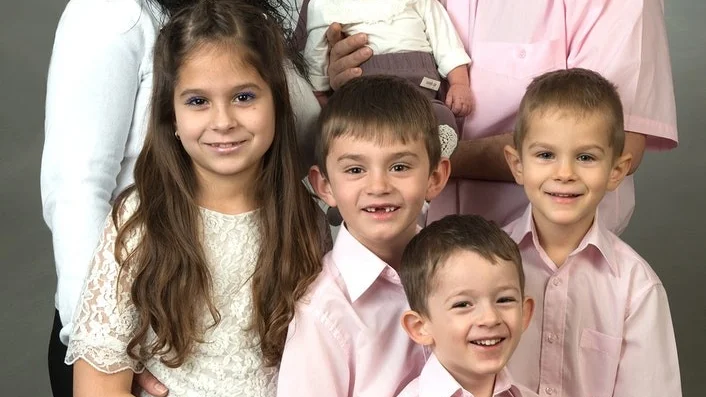 Rozalia Eklund och Davood Delfi, Nyköping, fick den 13 november en flicka som heter Laura. Vikt 3500 g, längd 49 cm. Syskon är: Adrian, Levina, Noah och Julian. Foto: Bildproffsen i Nyköping