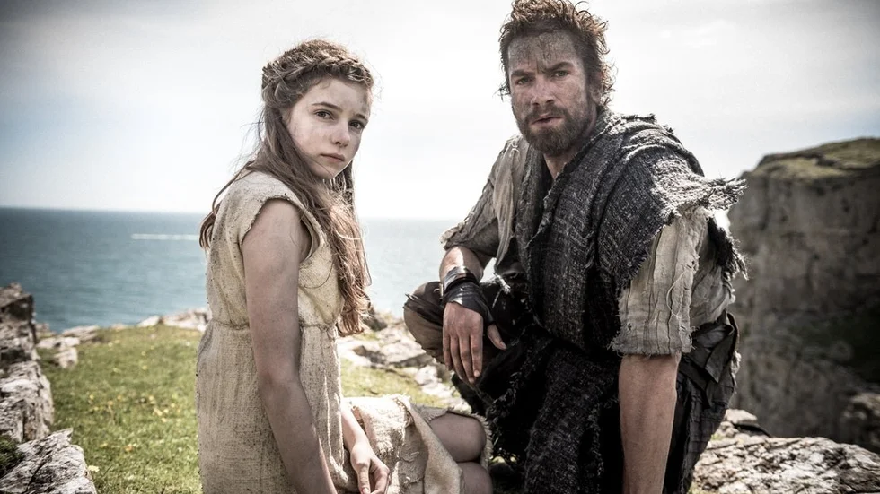 Eleanor Worthington-Cox som Cait och Nikolai Lie Kaas som Divis i "Brittannia".