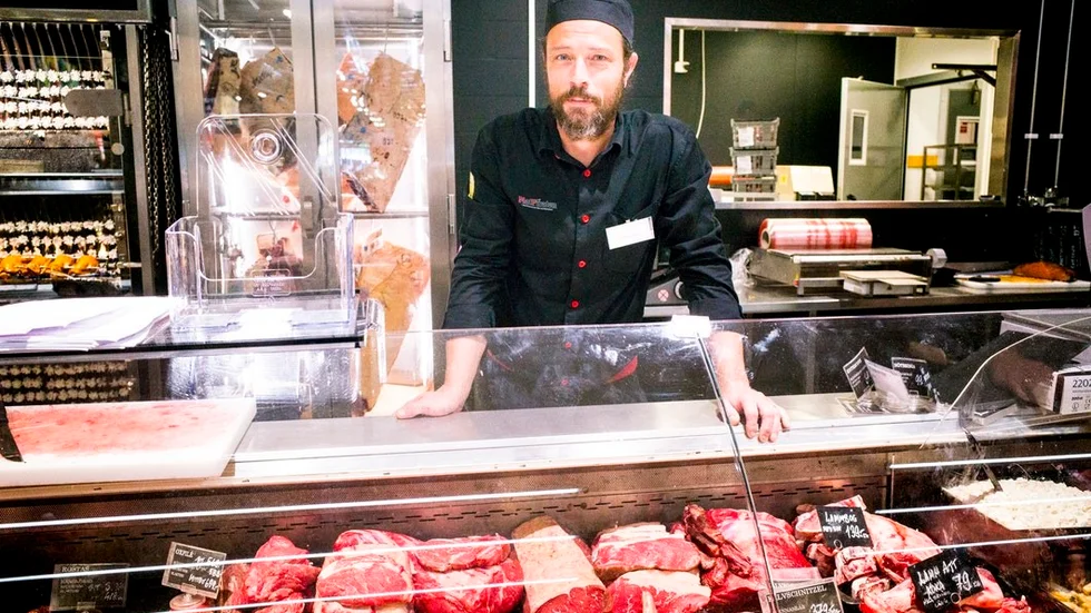 Peter Alvin är köttansvarig på Matpiraten i Katrineholm. Han har arbetat med livsmedel i över tjugo år och ser att många kunder är duktiga på att hantera livsmedel även under sommarmånaderna.