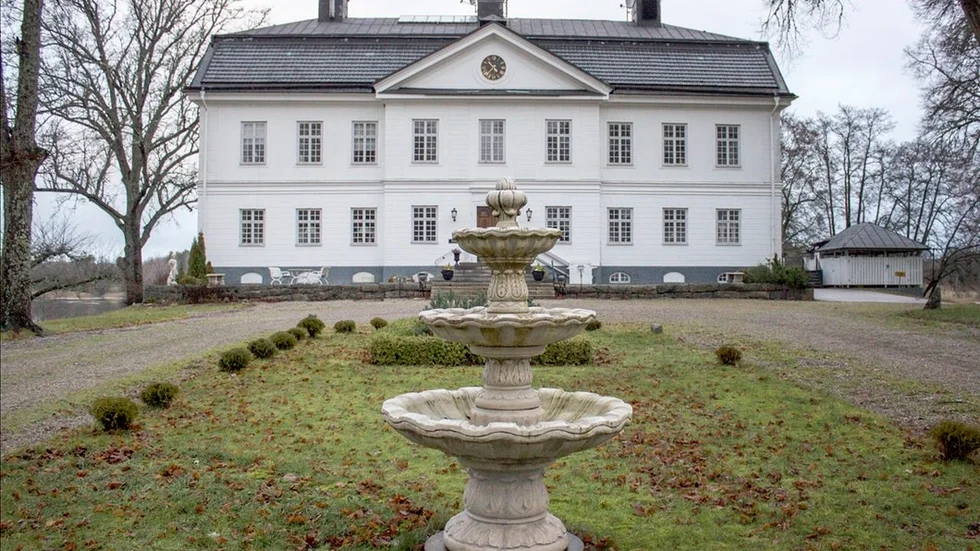 Yxtaholms slott köptes 2010 av Wonna de Jong och Alexander Östling.