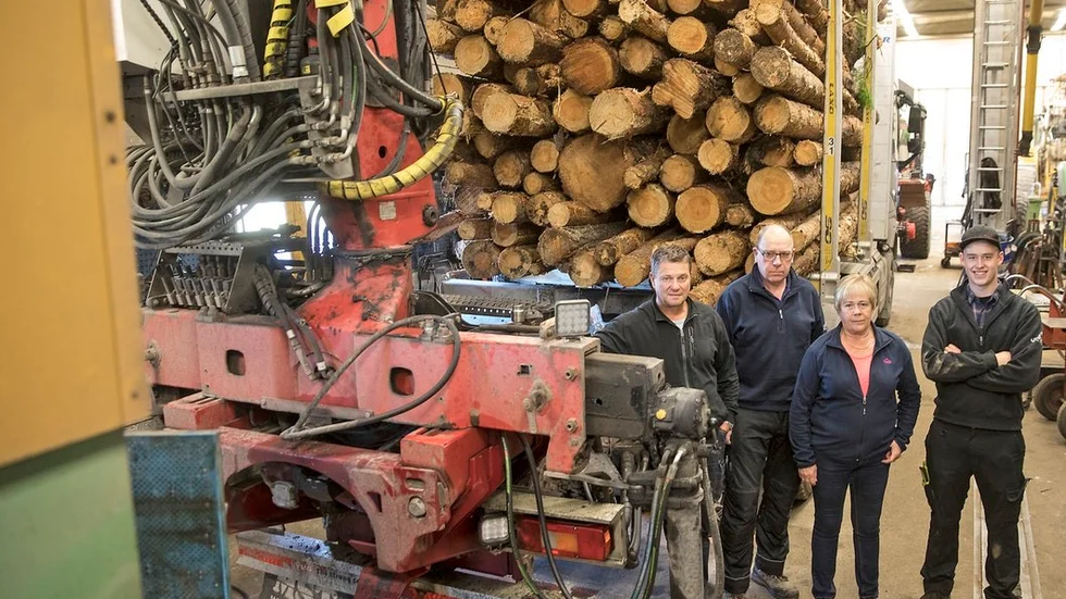 Claes Nilsson och Pontus Karlsson flankerar Stig Andersson och Rose-Marie Vahlström. Den förstnämnda duon har sedan en månad tillbaka tagit över verksamheten vid Julita maskin service ab.