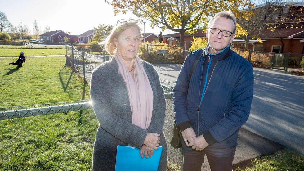 Ewa Callhammar (L) och Joha Frondelius (KD) som talat med upprörda föräldrar besökte förskolan där de bland annat träffade förskolechefen Catharina Meyer Berg.