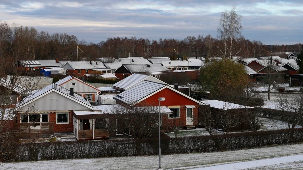 Mäklarna rapporterar om en avvaktande inställning hos spekulanterna på bostadsmarknaden.