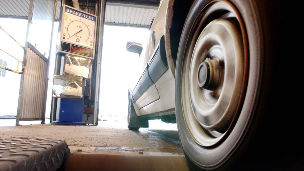 Mannen erkänner brottet men menar att han slarvat med att läsa protokollet från den senaste besiktningen. Han trodde att bilen hade blivit godkänd.