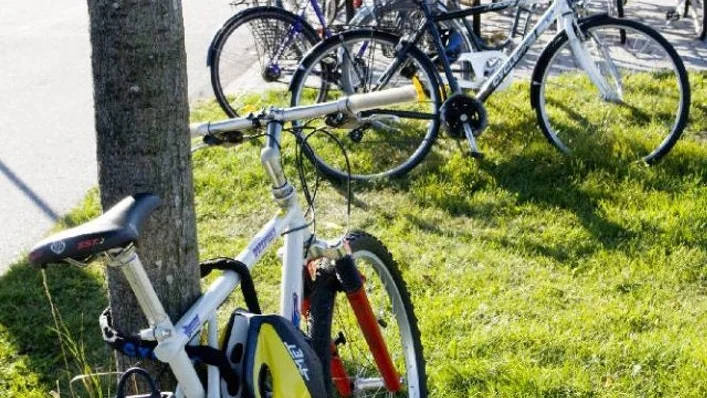 Skribenterna anser att arbetspendling med cykel måste öka.