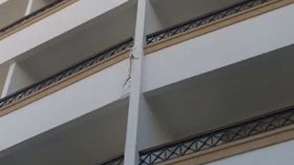 Fasaden på hotellet där paret Fast bor har spruckit. Även några hotellrum hade fått vissa skador.