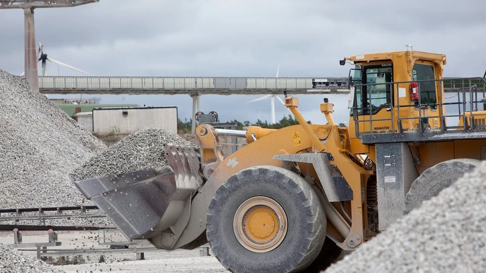 Gotlands andra sida, med industrijobb och kalkbrytning, men ingen Almedal – ett exempel på att även angelägna miljöfrågor kan behöva avvägas mot möjligheten till arbete och försörjning.