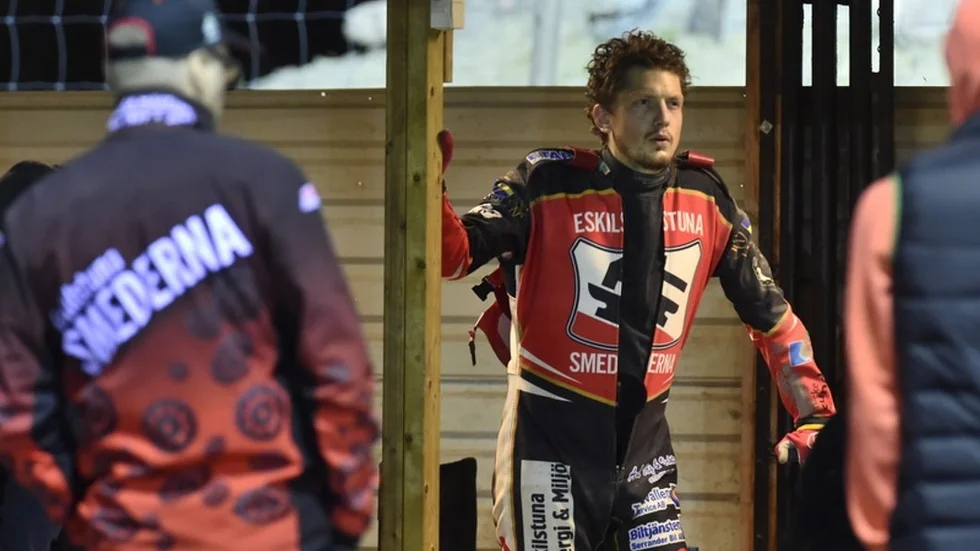Linus Eklöf slog bland annat i huvudet och tvingades bryta matchen.