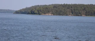 Segelbåt på grund utanför Mariefred – två personer räddades ur båten