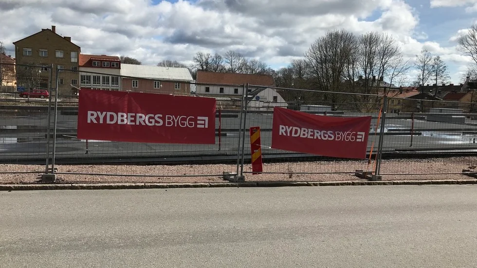 Åkroken står öde efter Rydbergs byggs konkurs. Bostäderna skulle ha börjat byggas i vår, nu försenas projektet.