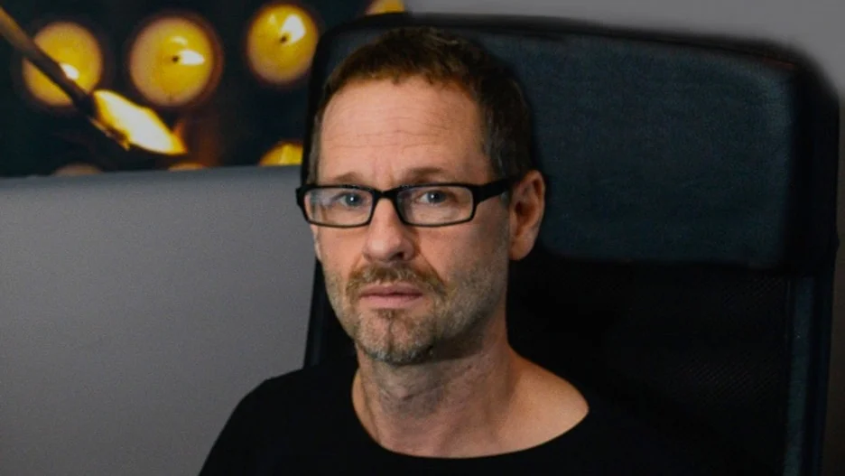 Niklas Bergqvist skriver musik i sin studio i Gnesta.