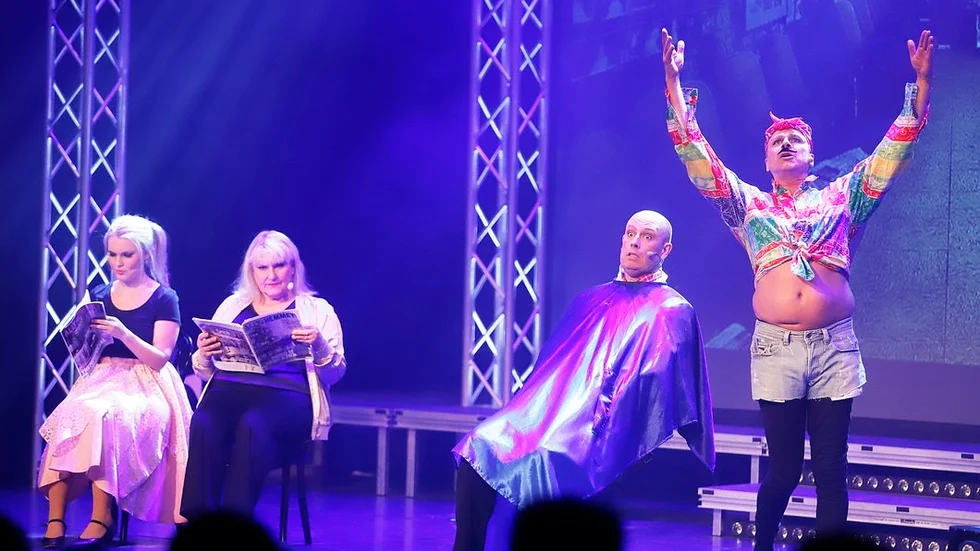 Lovisa Clazon, Anna-Lenna Skoog Clazon, Peter Lövegard och Magnus Myllis framförde En riktig hitlåt i samband med årets upplaga av Strängnäsrevyn i vintras.