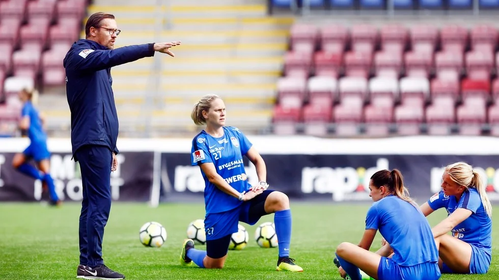 Magnus "Munken" Karlsson har fått bra ordning på Eskilstuna United sedan han tog över. Nu är det klart att han stannar i tre år till och får rollen som manager. Här syns han med Lisa Dahlkvist, Felicia Karlsson och Mimmi Larsson.