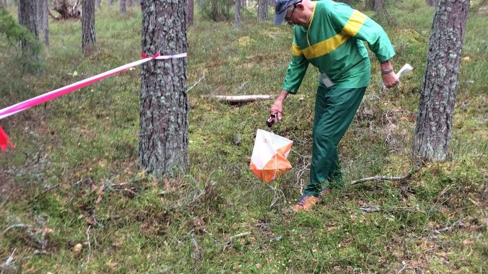 Sista kontrollen. Stig Westerberg, OK Tor gör dagens sista stämpling innan målgången vid Lytterstabadet.