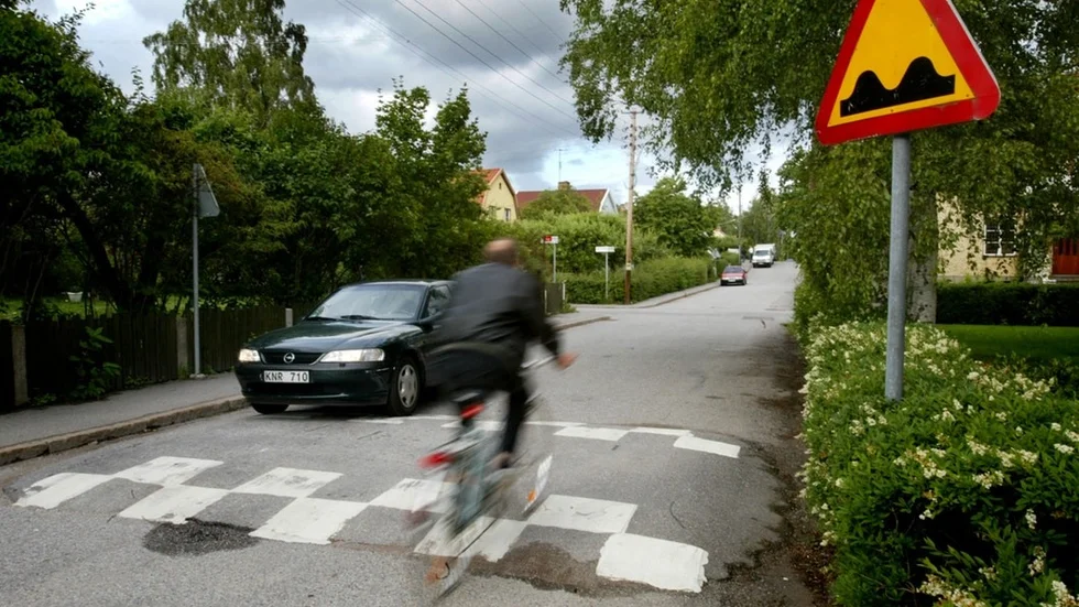 Ramplutningar till gupp är utvecklade för god arbetsmiljö för busschaufförer och för hastighetsdämpning.