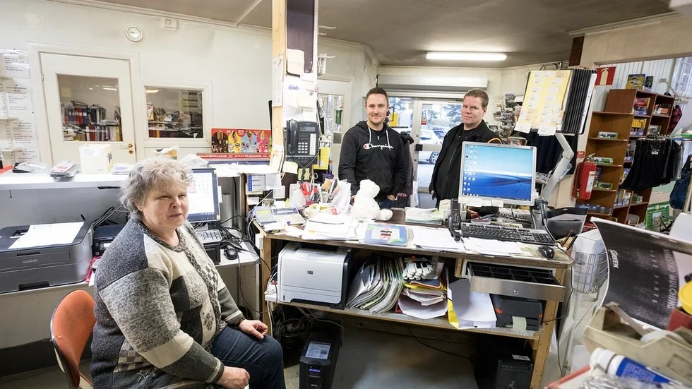 Elvy Lindman välkomnar Per och Ralf Karlsson till Sjögöle gamla skola och Lindmans lokaler.