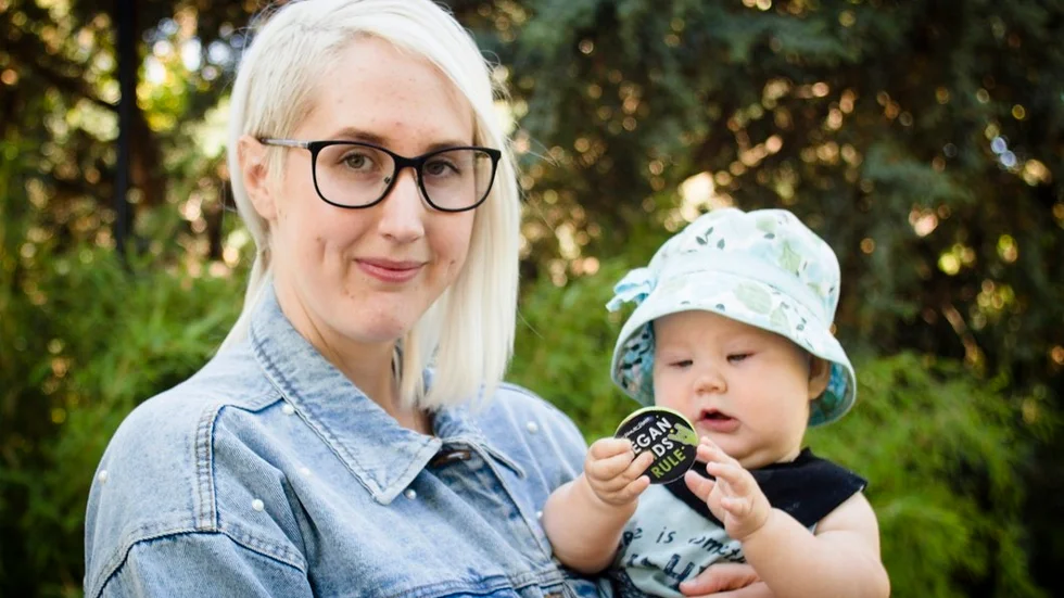 Sarah Larsson med dottern Maj Larsson. - Det är bra om fler blir veganer.