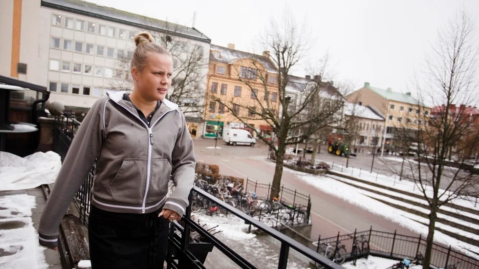 Felicia Jacobsson jobbar som bar- och restaurangansvarig på Enjoy bar och mat i Katrineholm. Sedan hon började 2015 har uteserveringen varit rökfri under de tider som mat serveras. "Jag tycker ett rökförbud är att ta i", säger hon.
