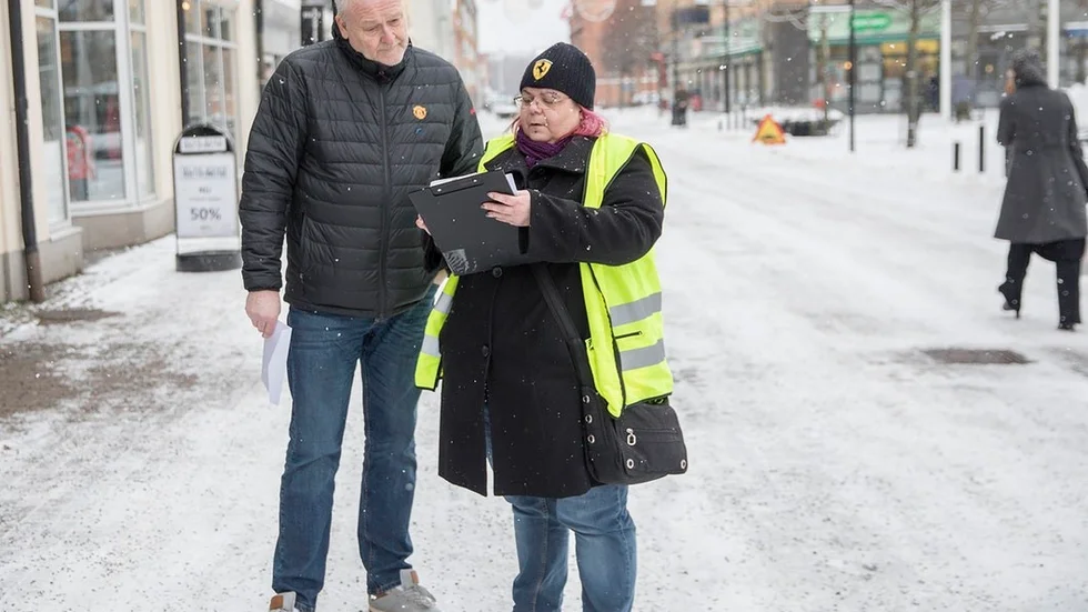 Leif Boberg får svara på enkätfrågor, som polisvolontären Kim Ahl ställer.