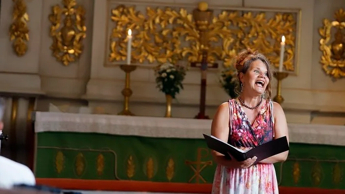 Irene George inledde konserten i Fogdö kyrka med folkvisan "Uti vår hage".