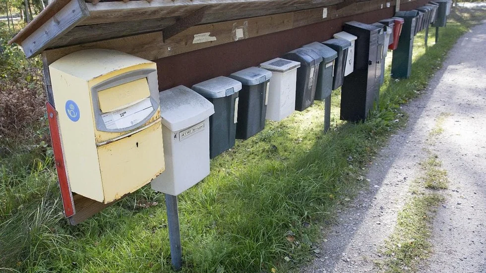 Flera brevlådor har plundrats i Ärla. OBS: Bilden föreställer inte just dessa brevlådor.