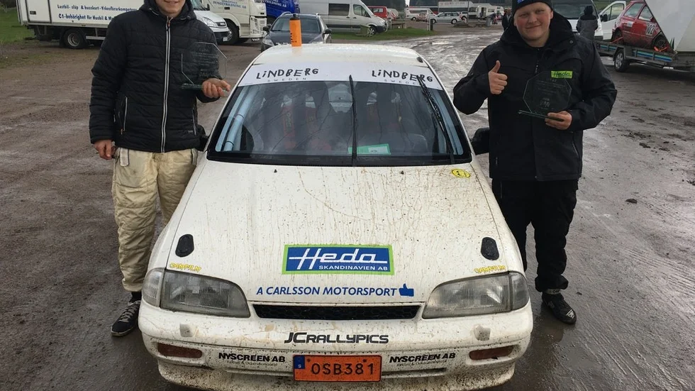 Lucas Carlsson och Adam Carlsson flankerar Suzukin som de vann med i Linköping.