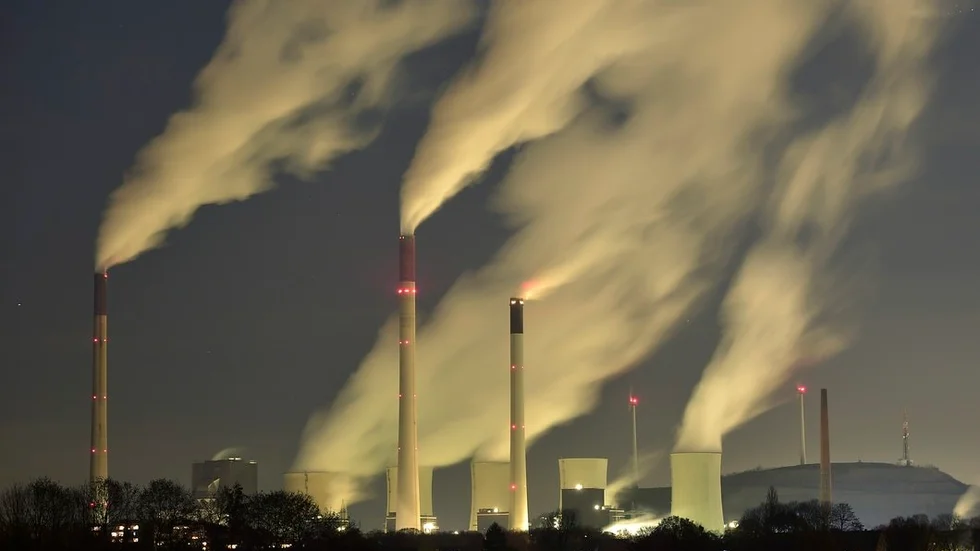Avsaknaden av handlingskraft på klimatområdet är bedrövlig, skriver författaren. På bilden ses ett tyskt kolkraftverk. Foto: Martin Meissner/AP Photo/TT