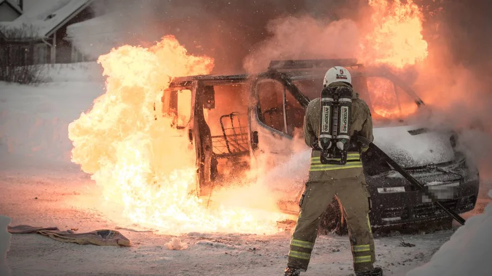 Minibussen blev totalförstörd i branden i villakvarteret.