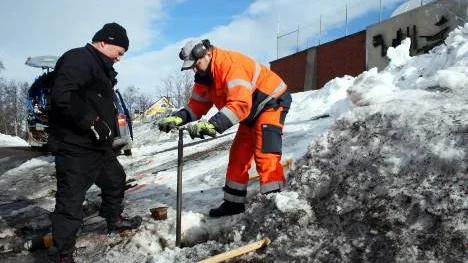 Leif Ulenius och Ingemar Enesund från Tekniska verken jobbade under måndagen för att försöka lokalisera en vattenläcka i Kiruna.FOTO: Alexander Linder