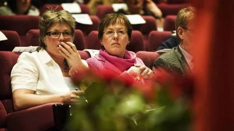 Birgitta Persson, Överkalix, t v var en av dem som stöttade Karin Åström t h under ordförandeomröstningen på socialdemokraternas distriktskongress.