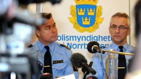 Anders Danielsson och Kenneth Rautio från polisen ansåg inte att man hade kunnat hantera blodspåret på annat sätt. FOTO: Hans L. Olofsson
