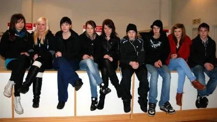Ungdomarna i ett räddat Ungdomens hus. Henna Lampinen, Eleanor Wärskog, Therese Strömbäck, Linnea Stoltz, Karolina Kallunki, Filip Garellick, Vincent Wass, Jakob Björnfot och Emilia Maijanen.FOTO: Lotta Nilsson