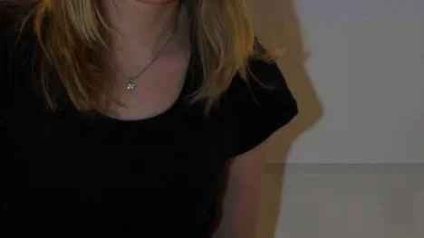 Lisa Lantto med modellen av den skärmvägg som föreslås sättas upp på ett torg i Södertälje.