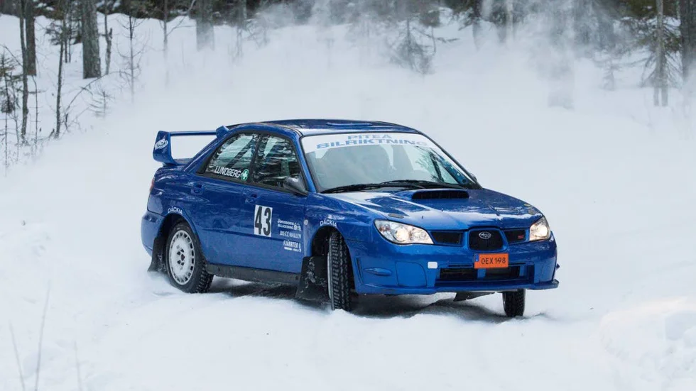 VANN LAPPNATTA. Kenneth Andersson, Piteå MS, körde hem totalsegern i Lappnatta med sin blå Subaru Impreza.