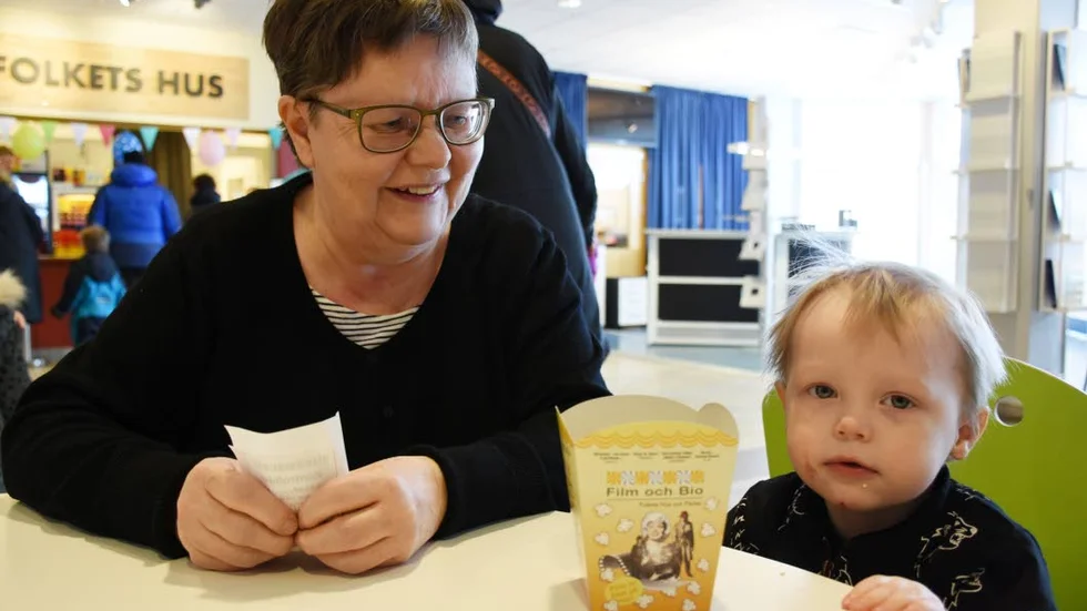 FÖRSTA GÅNGEN. Ted-Love Lantto Ullenius, två år, gick på bio med farmor Margareta.