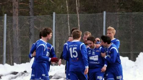 Niklas Holma klappas om efter att ha kvitterat till 1-1. Ett viktigt mål för Alvik - som till slut vann premiären.