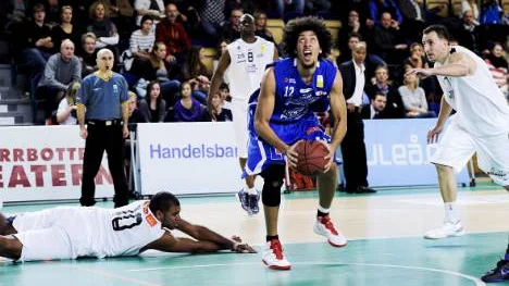 LF Baskets Urule Igbavboa var en av lagets bästa. Men det blev ändå en svidande förlust mot Örebro, basketligans absoluta bottenlag.